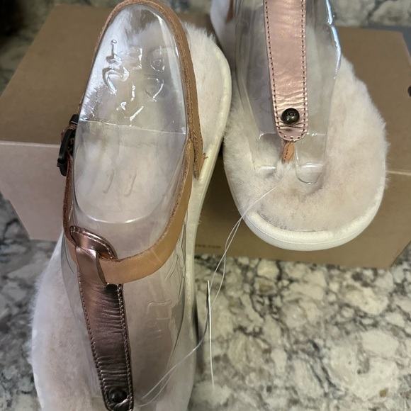 NWT•Ugg Sandals• - Picture 2 of 6